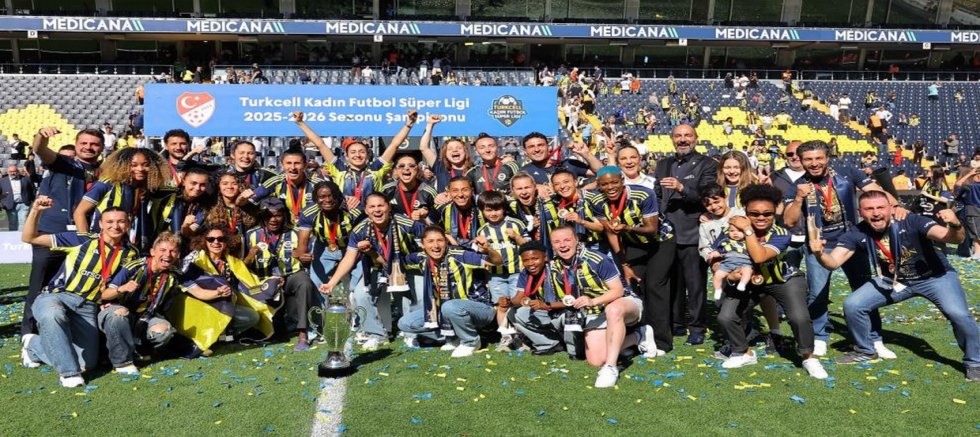 Fenerbahçe şampiyonluk kupasını kaldırdı
