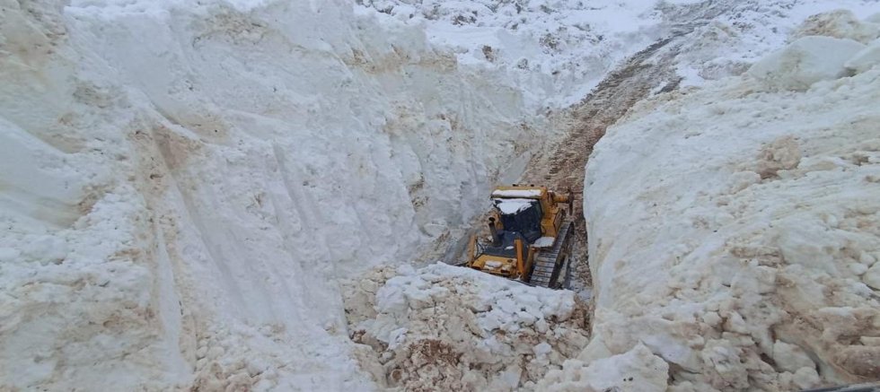 İş makinesi kar tünelleri içinde kayboldu