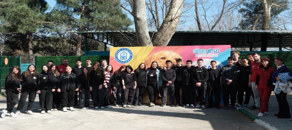 Öğrencilerden patili canlara ziyaret