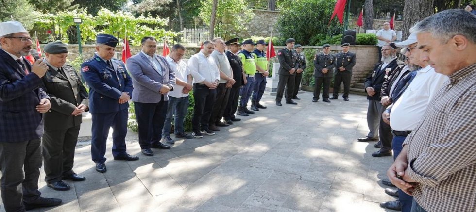 Şehitlikte hüzünlü bayramlaşma