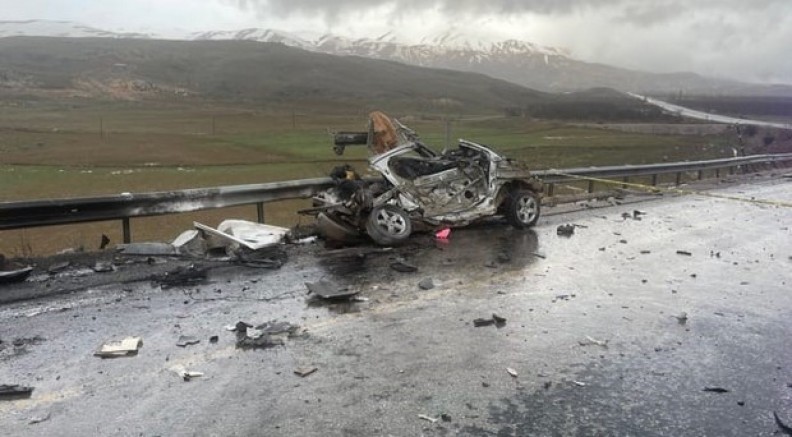 Malatya'da tır ile otomobil çarpıştı: 3 ölü, 1 yaralı