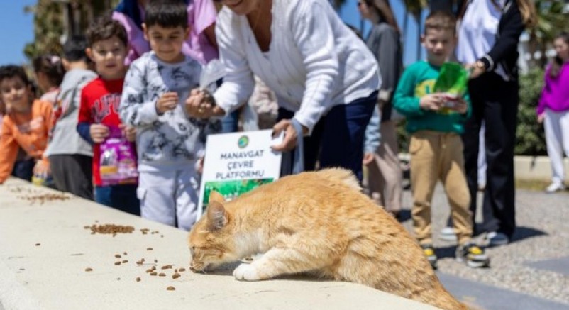 Manavgatlı minikler can dostları için sahada