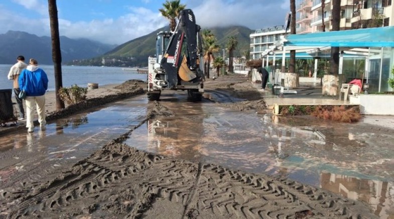 Marmaris’te sağanak ve fırtına etkili oldu