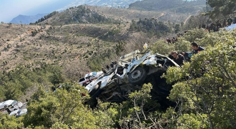 Mersin'de işçi servisi uçuruma yuvarlandı: 3 ölü 11 yaralı