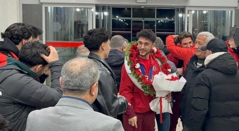 Milli sporcu çiçeklerle karşılandı