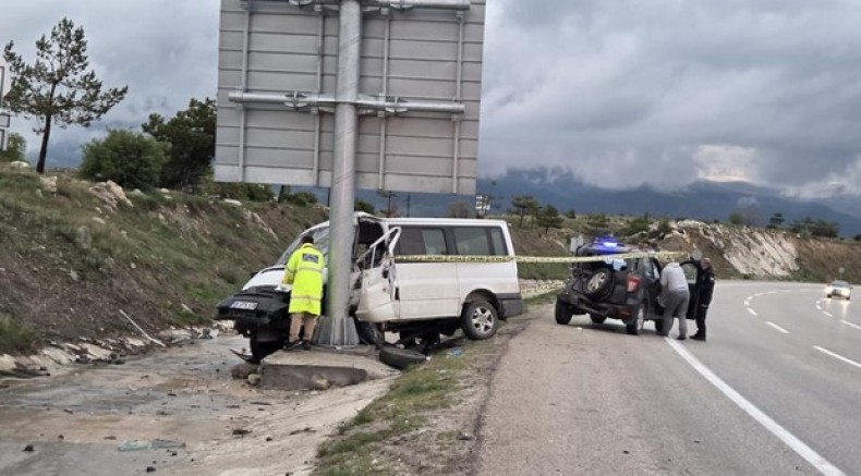 Minibüs önce otomobile sonra tabelaya çarptı: 1 ölü