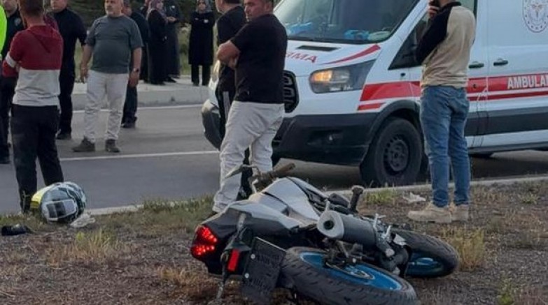 Motorsiklet devrildi, sürücü ağır yaralandı