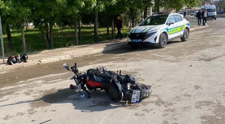 Motosiklet ile otomobil çarpıştı: 5 yaralı