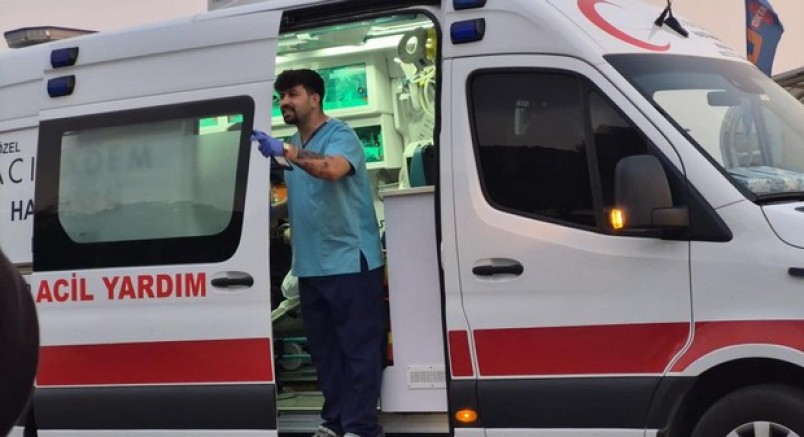 Motosiklet otomobile çarptı: 2 yaralı