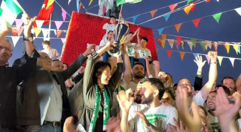 Muğlaspor kupa ile evine döndü