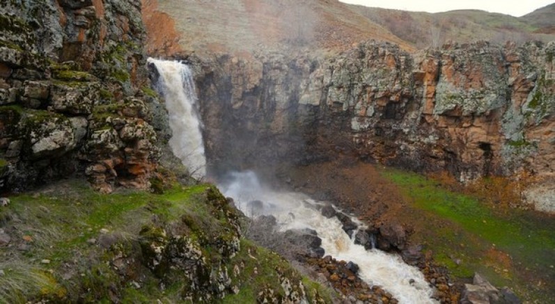 Muş'ta şelale ve akarsular coştu