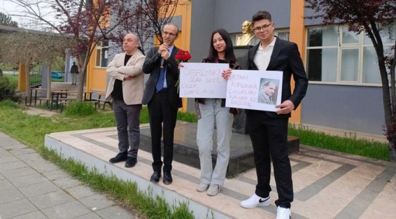 Öğretmen ve öğrenciler çiçeklerle karşılandı