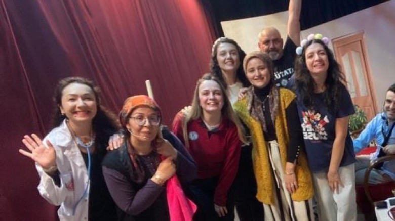 Öğretmenlerin sahnelediği oyun ilgi gördü