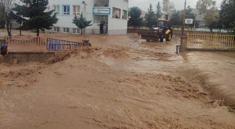 Okulda mahsur kalan 75 öğrenci tahliye edildi