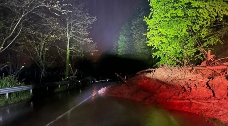 Ordu'da heyelan nedeniyle yol ulaşıma kapandı