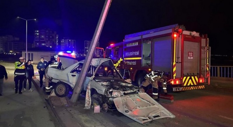 Otomobil aydınlatma direğine çarptı: 1’i ağır, 2 yaralı