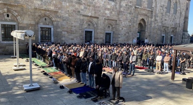 Ramazan'ın ilk Cuma'sı Ulucami doldu taştı