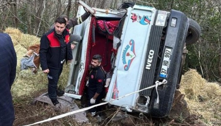 Saman yüklü kamyonet, şarampole devrildi: 2 yaralı