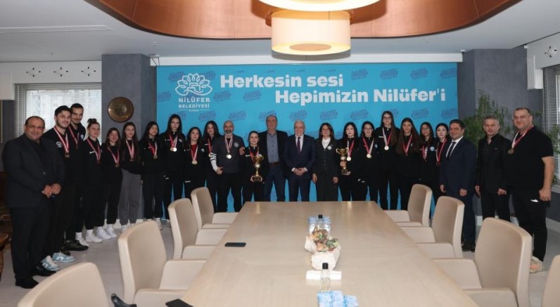 Şampiyon kızlar kupaları Başkan Şadi Özdemir’e getirdi