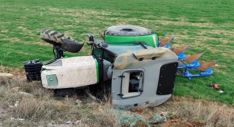 Şarampole yuvarlanan traktörün sürücüsü yaralandı