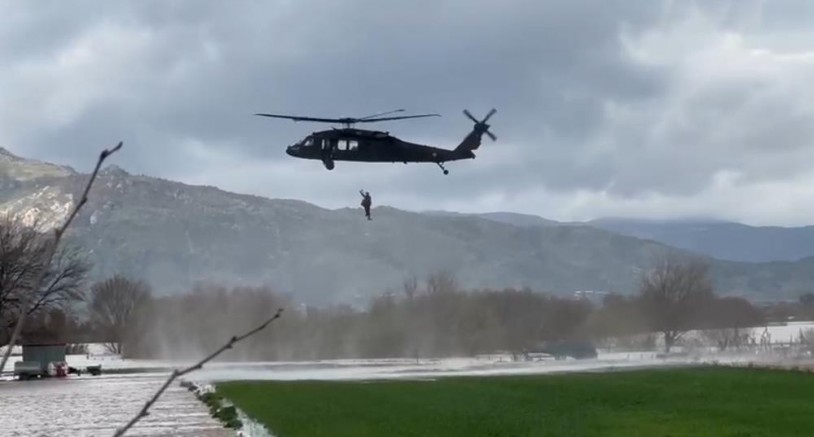Sel mağduru vatandaş helikopterle kurtarıldı