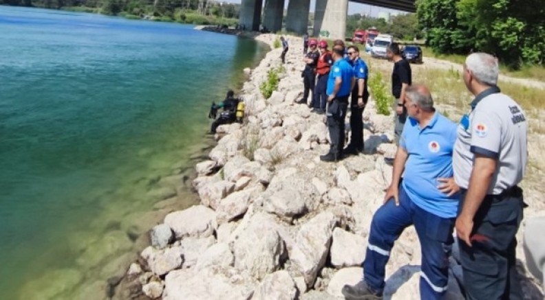 Seyhan Nehri'ne giren çocuk boğuldu