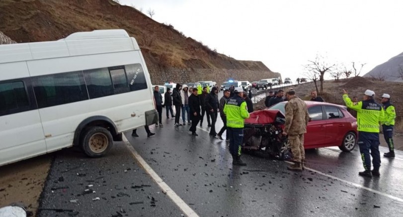 Siirt'te öğrenci servisi ile otomobil çarpıştı: 12 yaralı