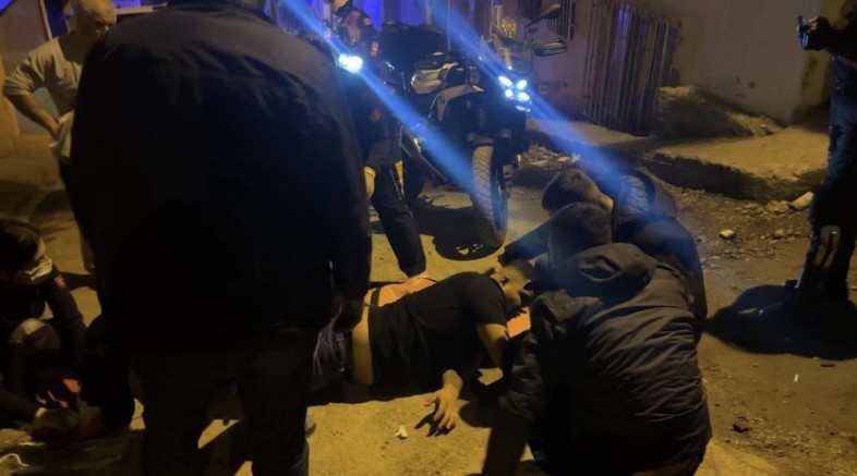 Sokak ortasında genci silahla vurdular