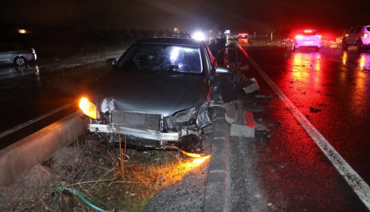 Su birikintisine giren otomobil refüje düştü: 1 yaralı