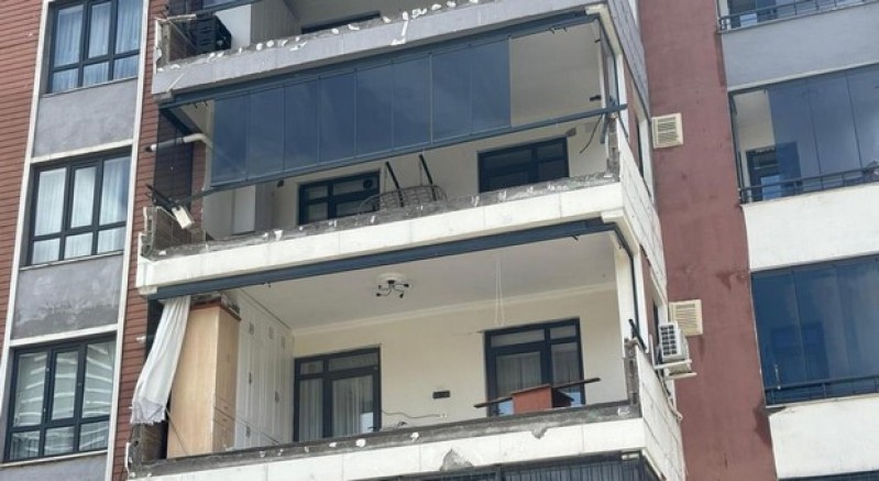 'Süper hücre' balkon duvarlarını yıktı, camları patlattı