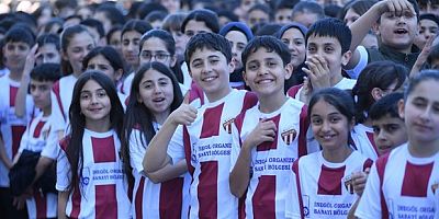100 öğrenciye İnegölspor forması dağıtıldı