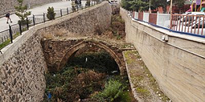 Tarihi kemer kaderine terk edildi