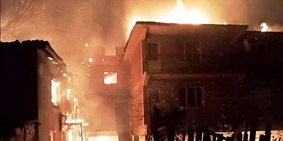 2 ev, 1 ahır ve 1 çatı küle döndü