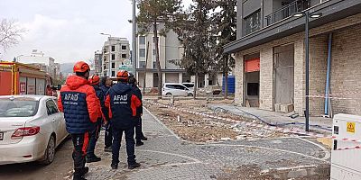 2 işçi binanın çatısına çıktı