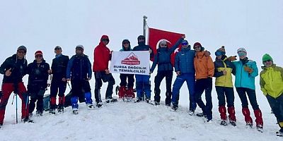 2 metre karda Türk bayrağı dalgalandı