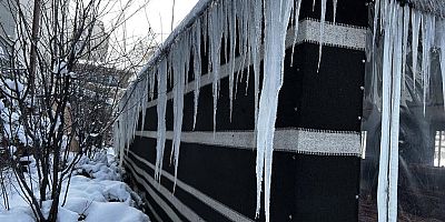 2 metrelik buz sarkıtları oluştu