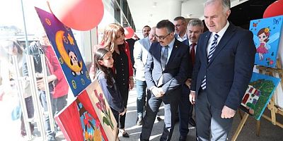 23 Nisan'a özel minik sanatçılar sergisi açıldı