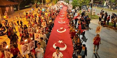 400 metrelik Türk bayrağıyla fener alayı