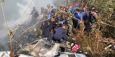 72 kişiyi taşıyan yolcu uçağı düştü