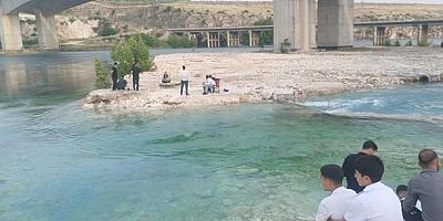 8 kişi sular yükselince mahsur kaldı