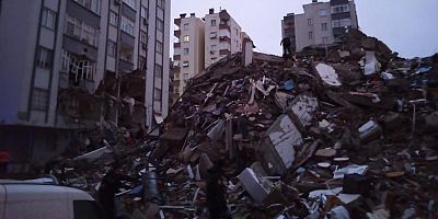 Adana’da 14 katlı binadan bir kişi sağ çıkartıldı