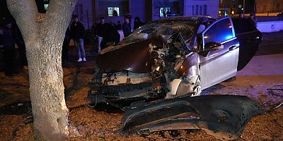 Ağaca çarpan otomobil hurdaya döndü: 3 yaralı
