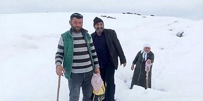 Ağrı’da Nisan karı köy yollarını kapattı