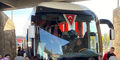 AK Parti’li kafileyi taşıyan otobüs alt geçide sıkıştı