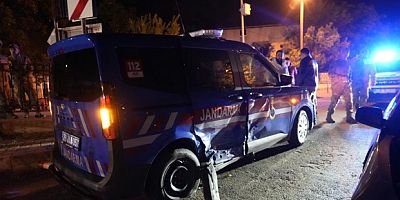 Alkollü sürücü jandarma aracına çarptı
