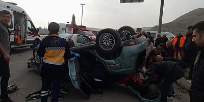 Amasya’da iki otomobil çarpıştı: 3 yaralı