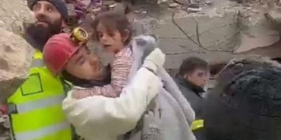  Anne-baba ve 2 çocuğunu kurtarıldı