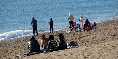 Antalya'da vatandaşlar güneşin tadını çıkardı