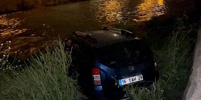 Araç dereye uçtu, kaza sonrası sürücü kaçtı