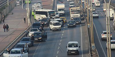 Araçlarını durdurup Ata'ya saygı duruşunda bulundular